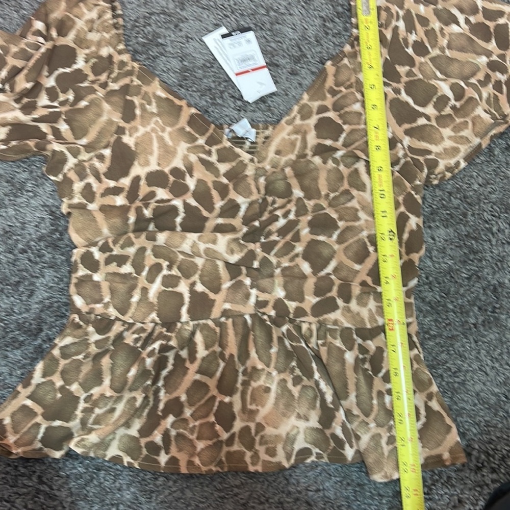 Sofia Jeans by Sofia Vergara V-neck flutter sleeve top animal print size M - Picture 12 of 15